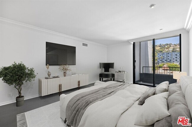 Building Photo - 1100 Alta Loma Rd