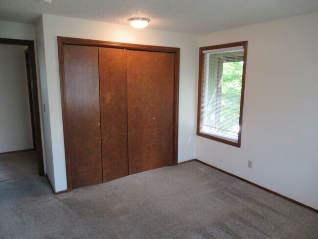Building Photo - Two Bedroom Apt. w/ Washer and Dryer
