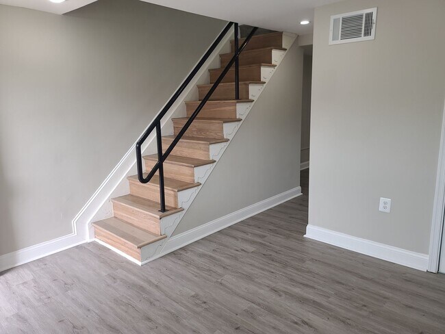 Building Photo - Newly Renovated Townhome Coming Soon!