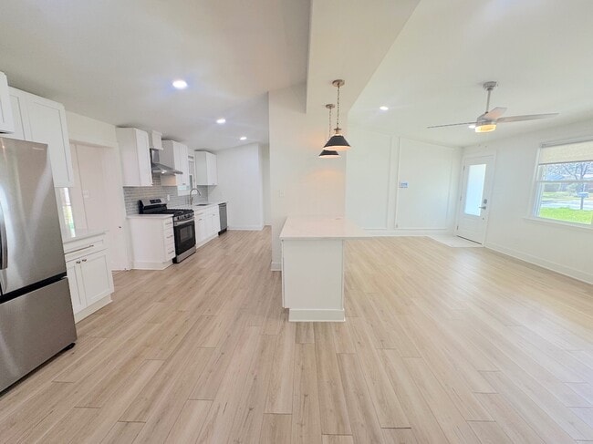 Building Photo - 324 Tanglewood Rd