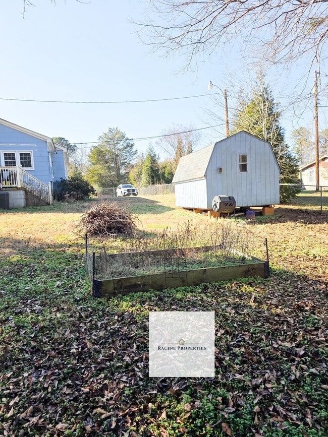 Building Photo - Two Bedroom Home Near Lake Blalock!