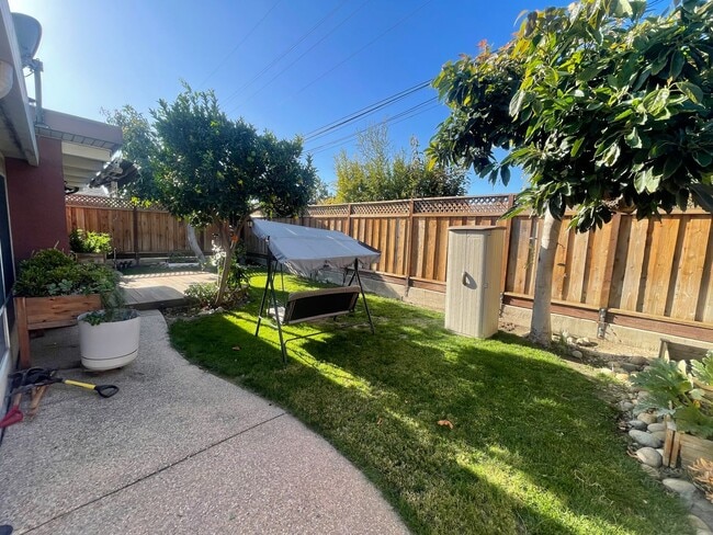 Building Photo - SAN JOSE - Beautifully Maintained 2/1 Sing...