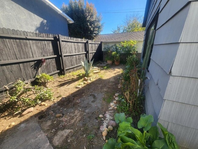 Building Photo - 3450 Cherokee Ave