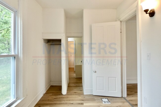 Building Photo - 1026 Oakwood Ave