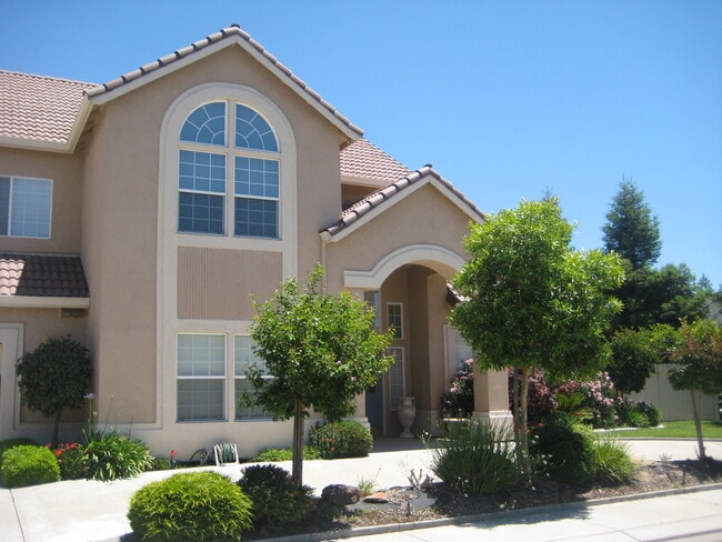 Building Photo - Large corner lot, 4 bedroom with Pool/Spa