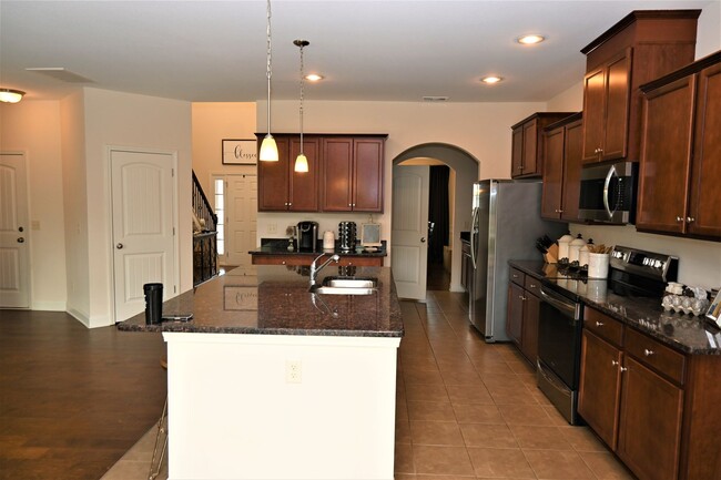 Building Photo - 4 bedroom 2.5 bath