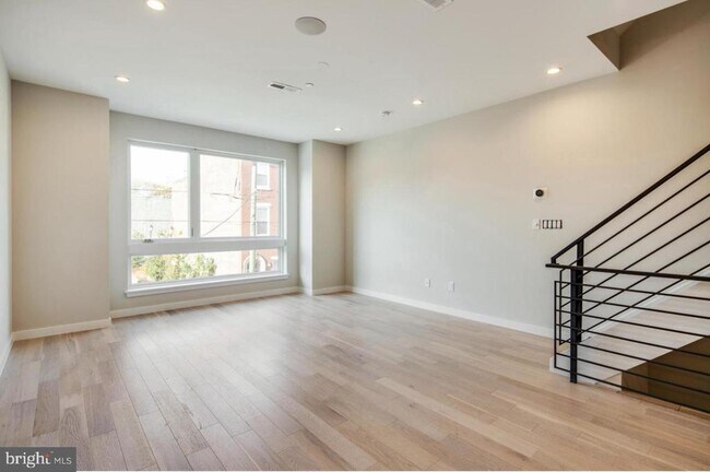 Building Photo - 909 N 15th St