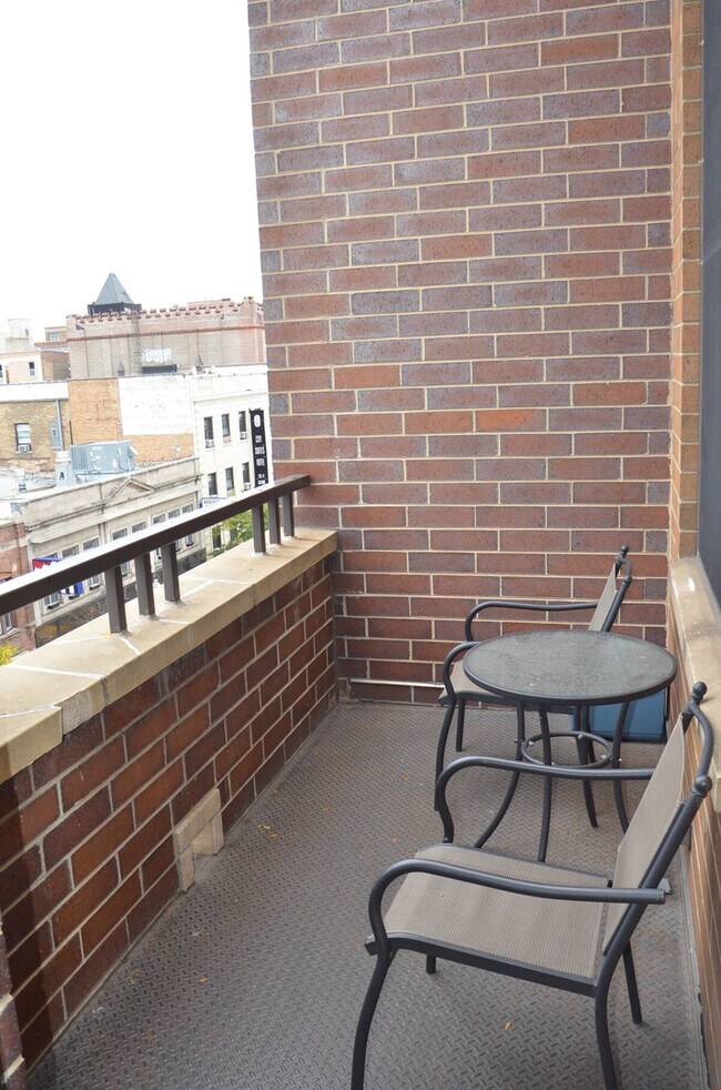 Building Photo - 918 W Belmont Ave