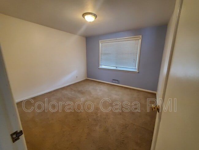 Building Photo - 2123 Robin Dr