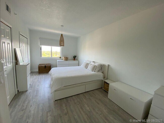 Building Photo - 3500 Coral Wy