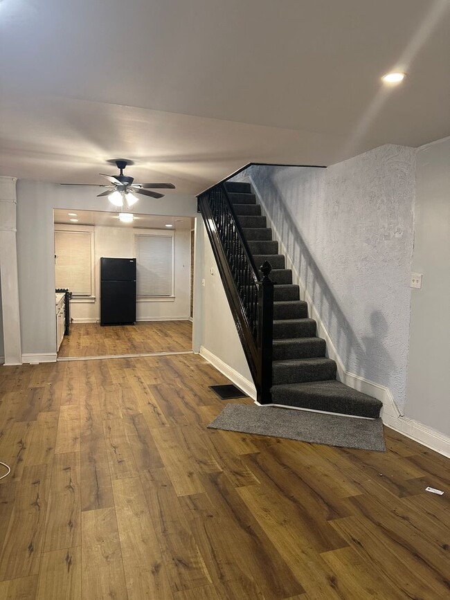 Building Photo - Spacious Rooms! Finished Basement! W/D Hook-Up!! Available Now!