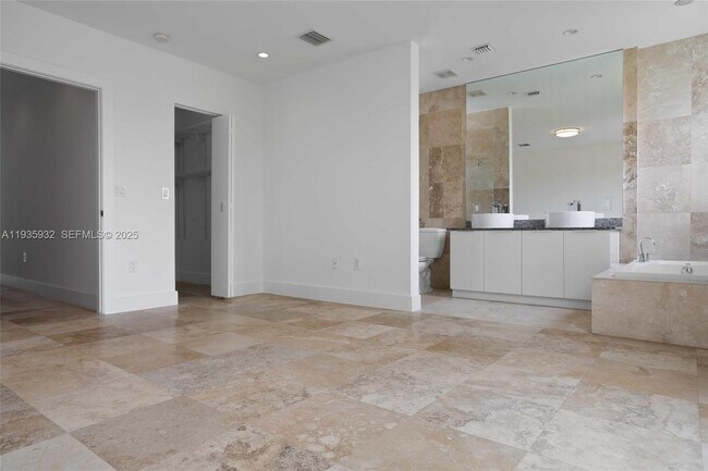 Building Photo - 7004 NE 5th Ave