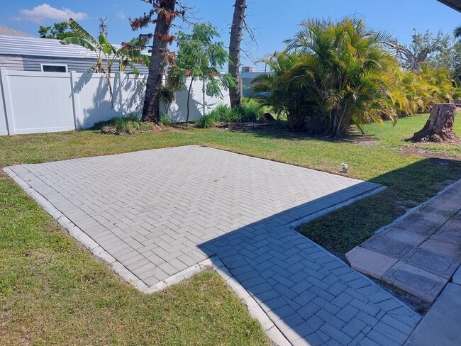 Building Photo - Adorable and Comfortable Sarasota Duplex! **Housing Choice Vouchers accepted**