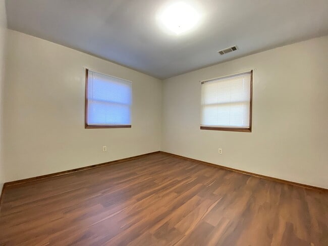 Building Photo - 2 Bedroom Duplex In Chesterton