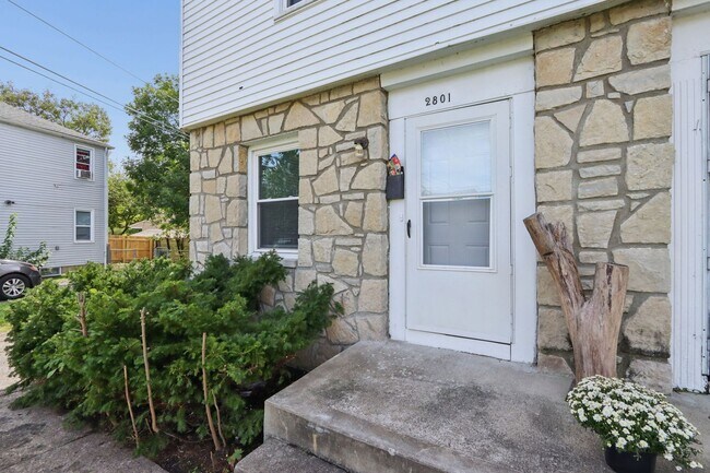 Building Photo - 2801-2803-2803 Vanderberg Ave