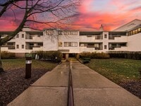 Building Photo - AVAILABLE NOW! Inviting 2-Bedroom, 2-Bath Condo in a Convenient Farmington Hills Community