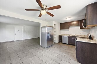 Building Photo - 3 Bed 2 Bath Condo Available Now!