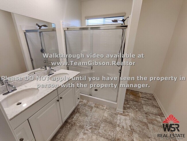 Building Photo - Large 3 Bedroom/ 2 bathroom Home with an O...