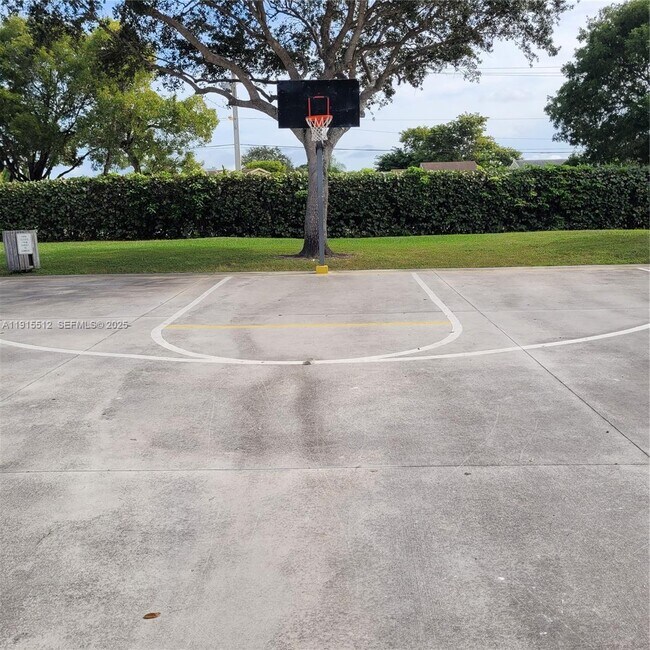 Building Photo - 999 Hamilton Dr