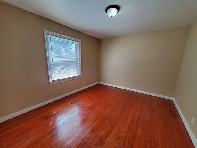 Building Photo - Belmont 2 Bedroom Bungalow