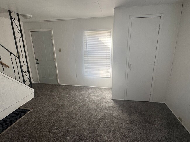 Building Photo - Bluff Street 708-710