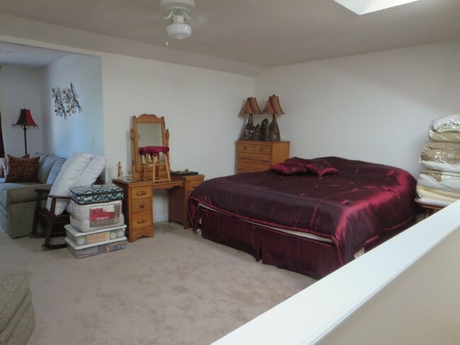 Building Photo - Spacious 2-Level Townhouse