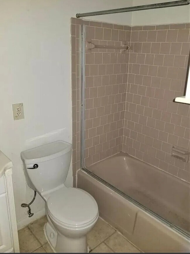 Building Photo - 576 Crestwood St SW