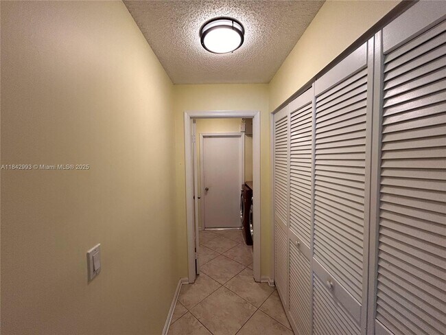 Building Photo - 1048 NW 99th Ave