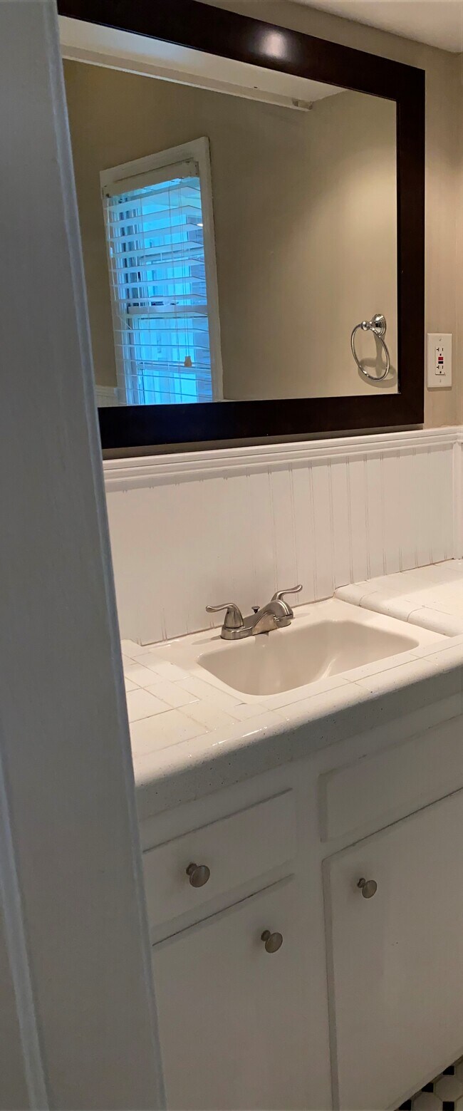 Bath 1 - 1628 4th Ave