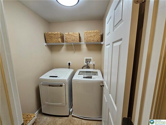 Building Photo - 247 Milkweed Dr