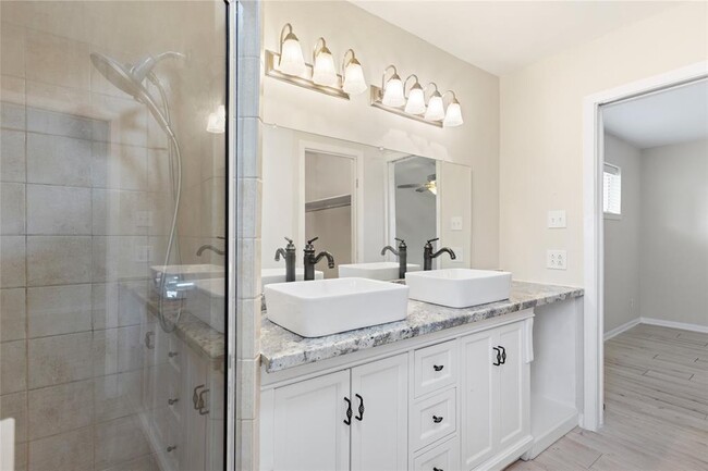 Building Photo - 1607 Buescher Dr