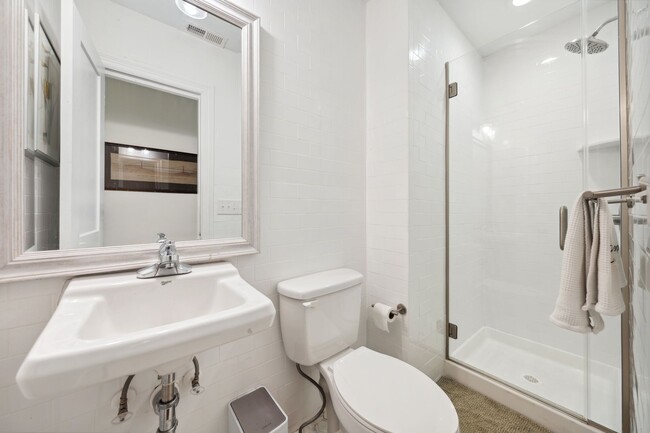 Building Photo - Available Early August! Beautiful 3-bedroo...