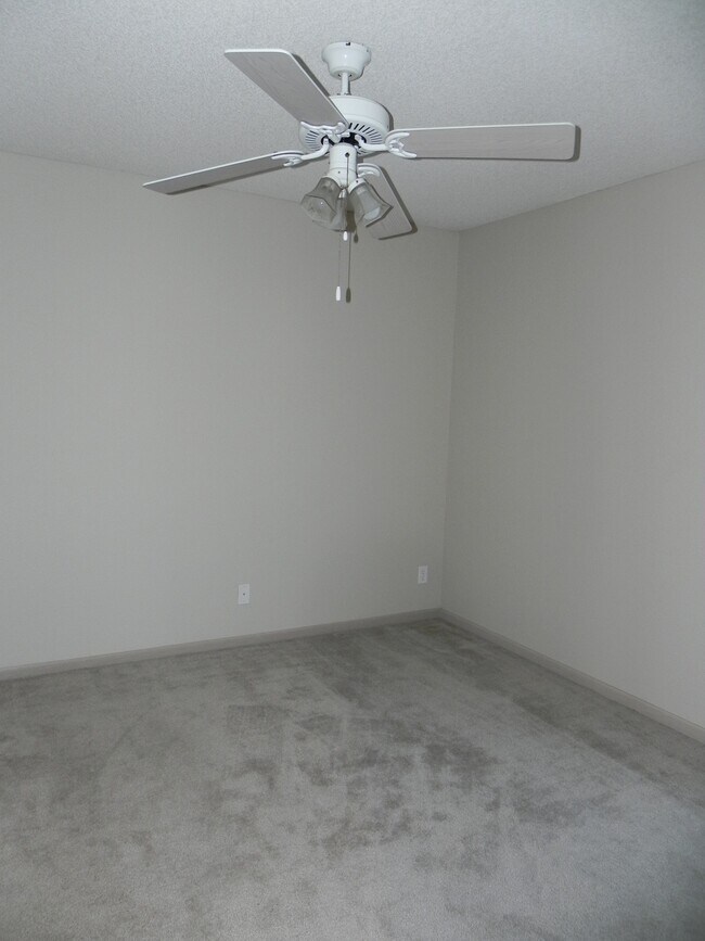 bedroom - 9840 N Lewis Ave