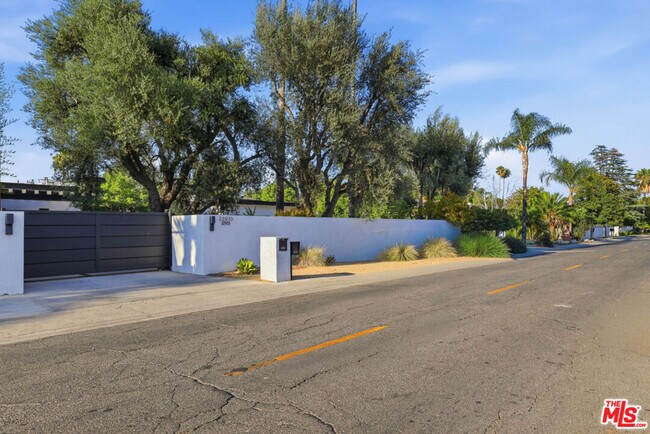 Building Photo - 22935 Oxnard St