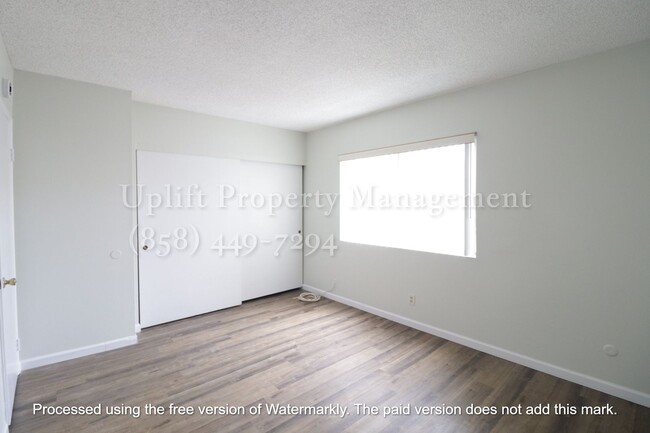 Building Photo - 2 Bed, 1.5 Bath Condo Close to Freeway