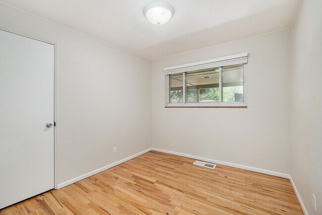 Building Photo - Beautifully remodelled 4 Bedroom home - Sh...