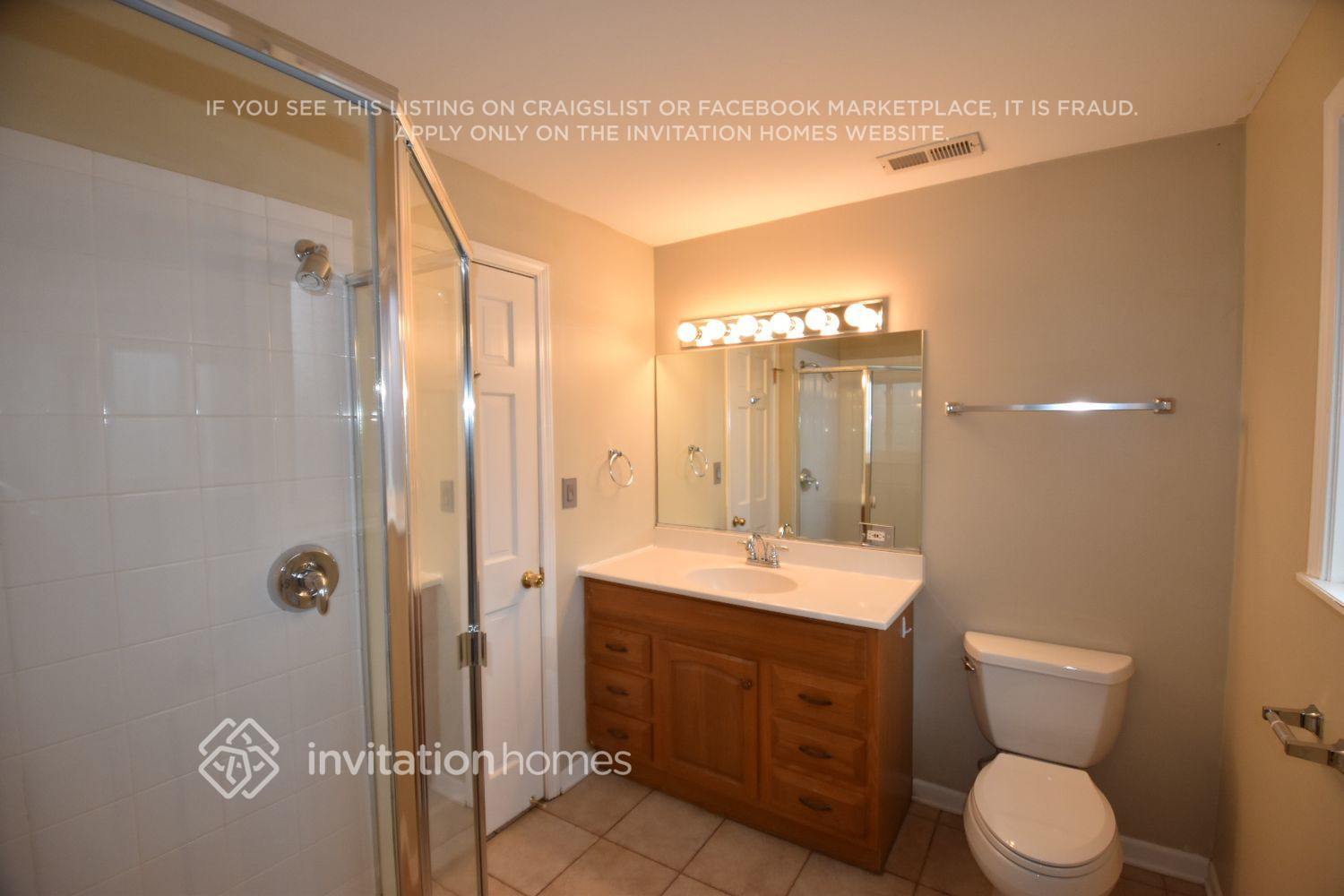 Building Photo - 337 E Fullerton Ave