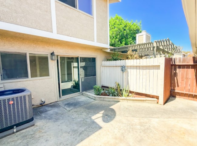 Building Photo - 15224 Shadybend Dr