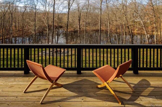 Building Photo - 407 White Schoolhouse Rd