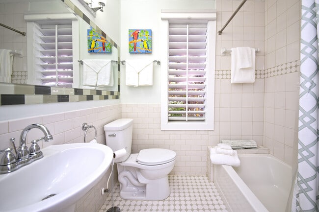 Building Photo - Furnished Studio in Old Town