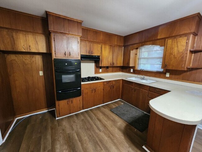 Building Photo - 7 Cliffwood Cir