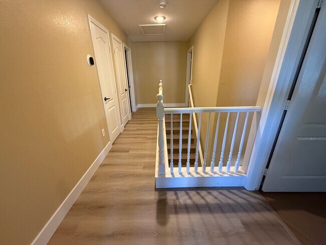 Building Photo - Beautiful 2-Story Townhome in Gated Area w...