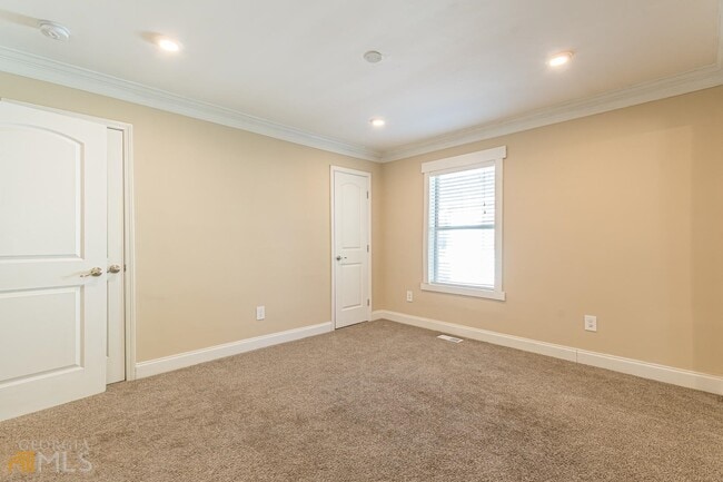 Building Photo - 1136 Wyland Dr SW