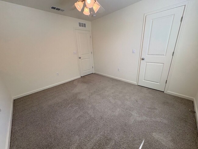 Building Photo - Tulare smart home, DR HORTON built home Available Now! Energy efficient