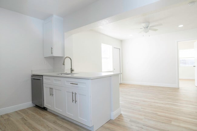 Building Photo - 924 NW 11th Ct