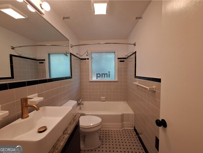 Building Photo - 812 Whelchel Dr