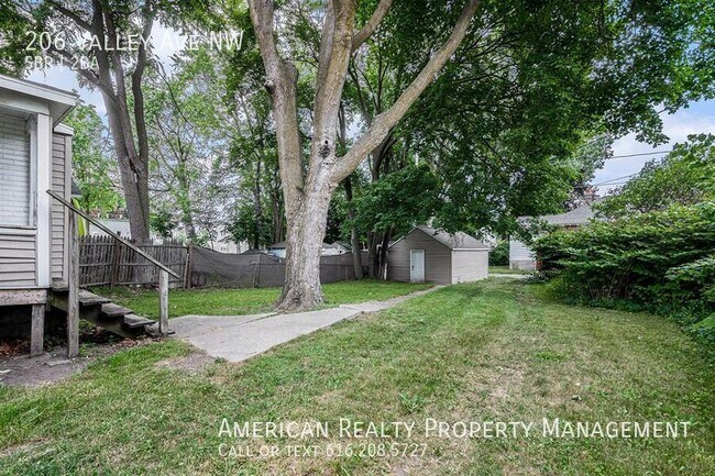 Building Photo - 206 Valley Ave NW