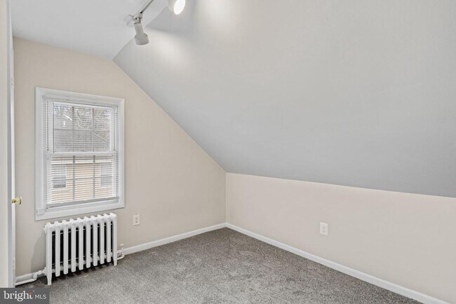 Building Photo - 716 E Railroad Ave