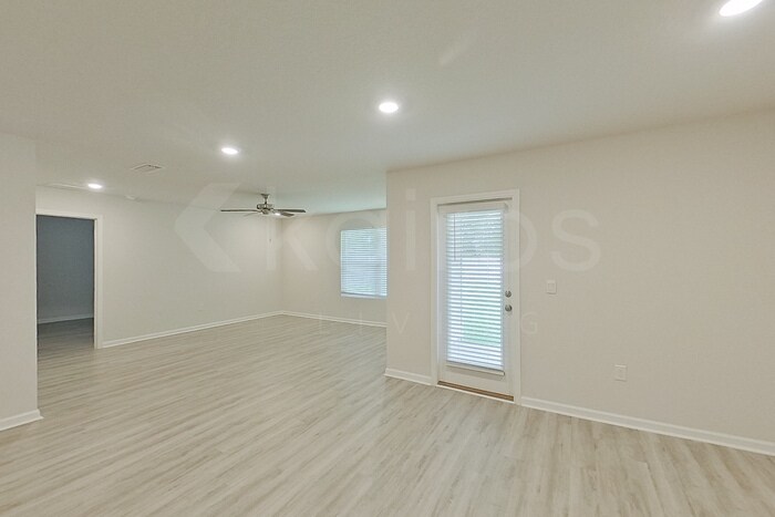Building Photo - 385 Monarch Ln