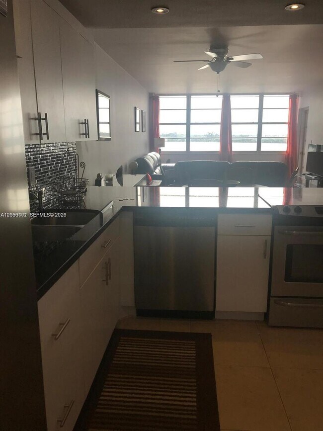 Building Photo - 1301 NE Miami Gardens Dr